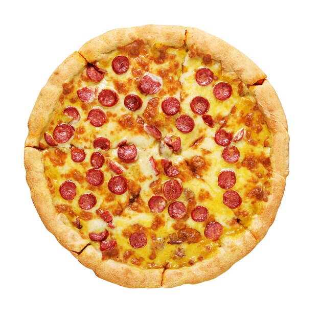 Pizza de pepperoni con salchichas, salsa de tomate y queso aislado en blanco.