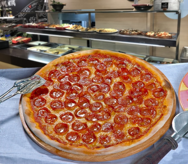 Pizza de pepperoni y vino tinto