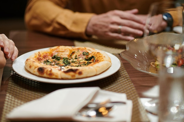 Pizza pequeña en plato