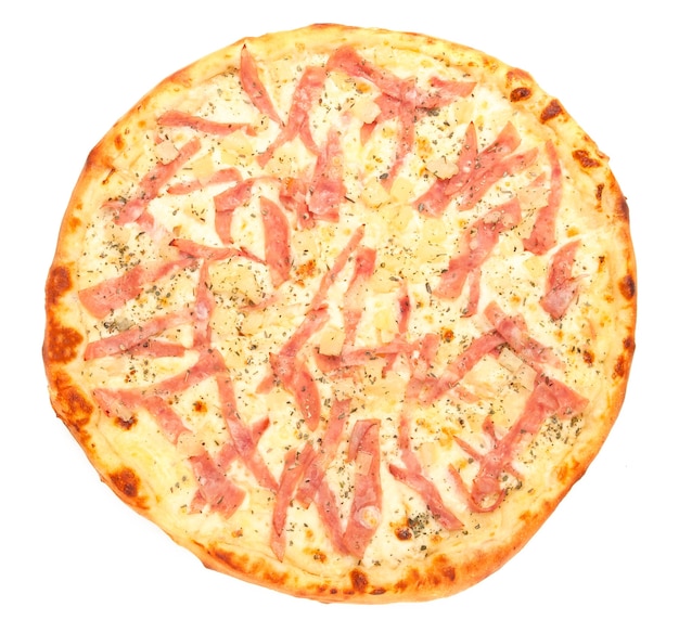 Pizza con piña, mozzarella y jamón. Se corta un trozo de pizza. Vista desde arriba. Fondo blanco. Aislado.