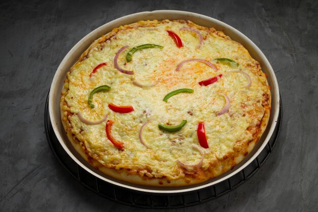 Pizza Pizza com 3 camadas de queijo feita com pimentão verde e vermelho