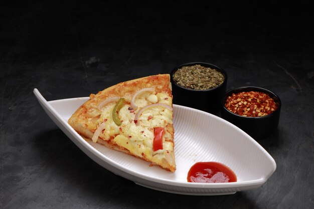 Pizza Pizza com 3 camadas de queijo feita com pimentão vermelho verde e amarelo