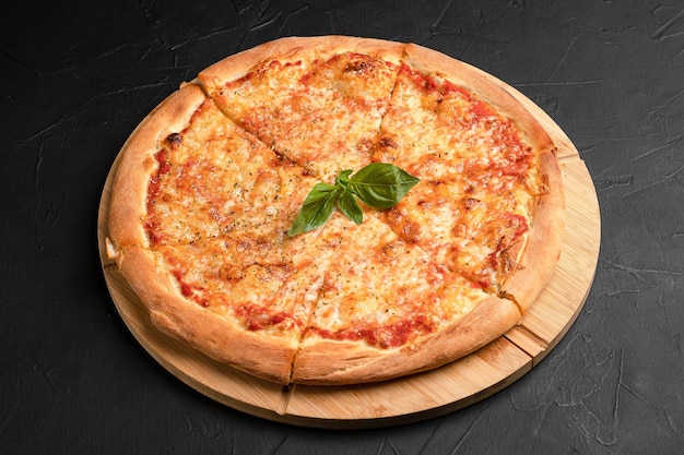 Pizza pizzas diferentes com recheios diferentes em um fundo preto