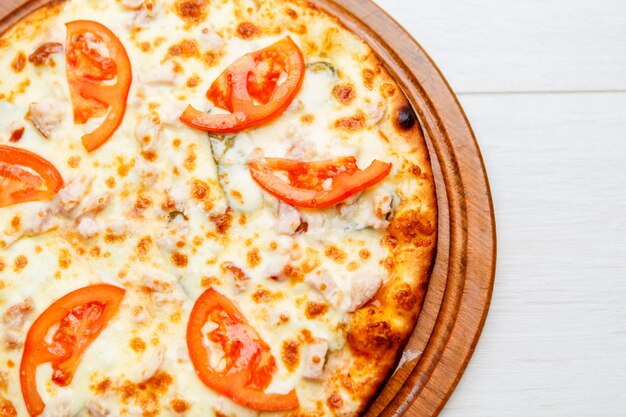 Pizza en plato de madera