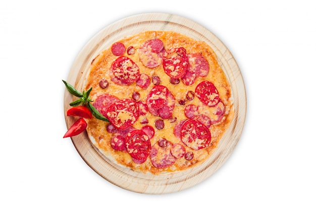 Pizza en platos de madera redondos sobre un blanco aislado