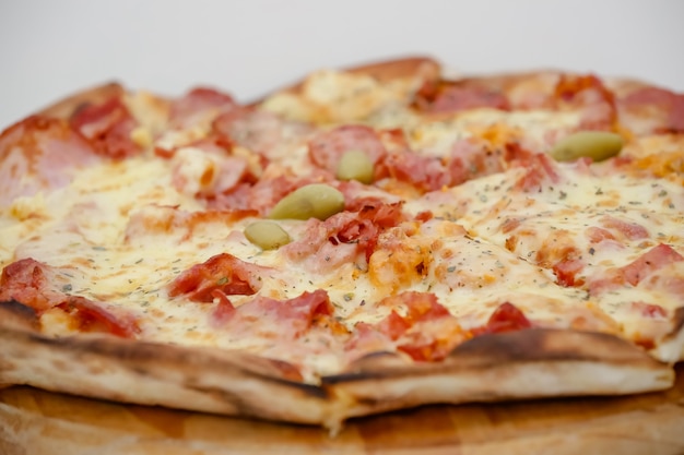 Pizza de pollo canadiense en rodajas grandes con delicioso sabor