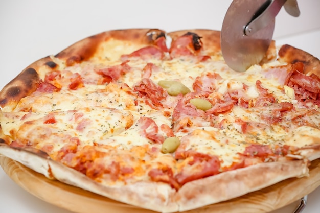 Pizza de pollo canadiense en rodajas grandes con delicioso sabor