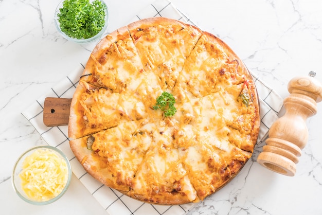 Pizza de pollo a la parrilla con salsa mil isla.