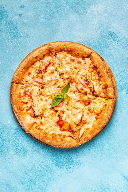 Pizza con pollo, pimiento y piña