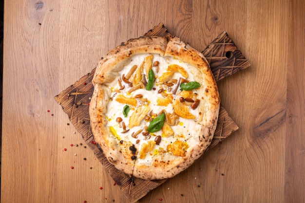 Pizza Polo com queijo mussarela filé de frango em conserva manjericão e azeite