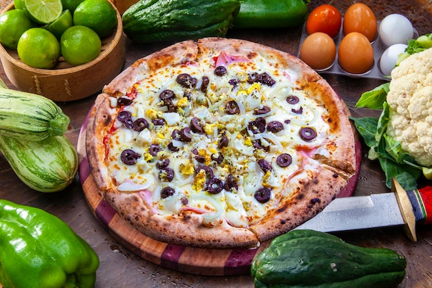 Pizza portuguesa cebola pimentos ovo calabresa azeitona