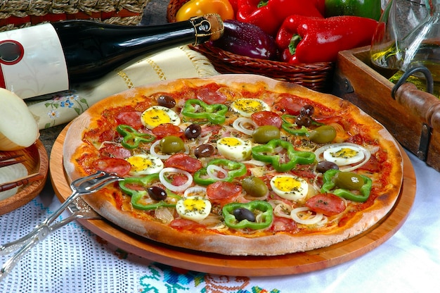 Pizza portuguesa, cebolla, pimientos, pepperoni, huevo, aceituna