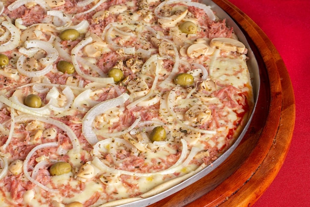 Foto pizza portuguesa cebollas pimientos pepperoni aceitunas