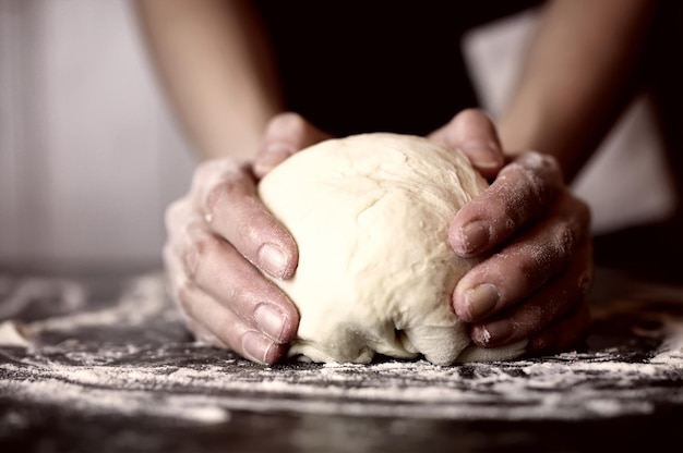 Pizza preparar cobertura de mano de masa