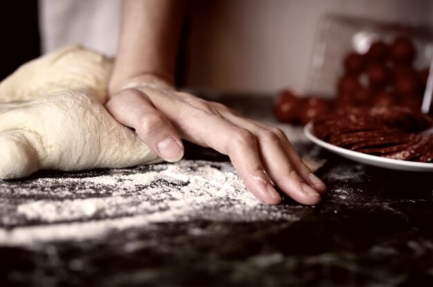 Pizza preparar massa cobertura de mão