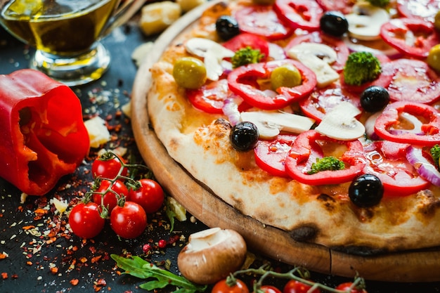 Pizza Primavera .. Ingredientes vegetales saludables. Concepto de deliciosa comida tradicional italiana