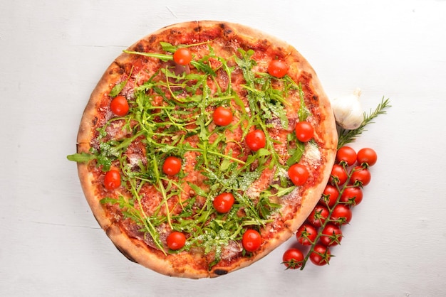 Pizza Primavera Tomate cereja queijo rúcula Em um fundo de madeira Vista superior