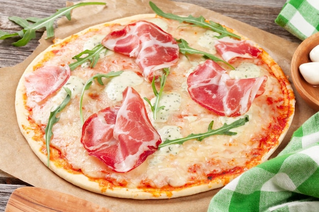 Pizza con prosciutto y mozzarella