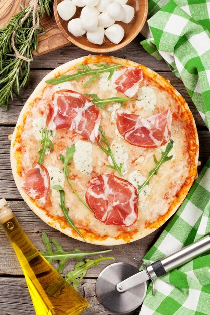 Pizza con prosciutto y mozzarella