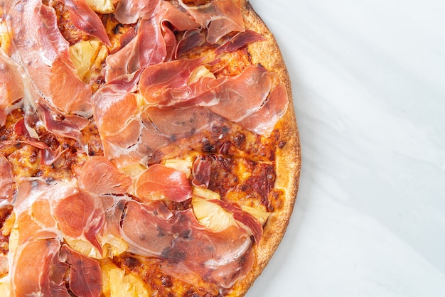 Pizza con prosciutto o pizza de jamón de parma - estilo de comida italiana