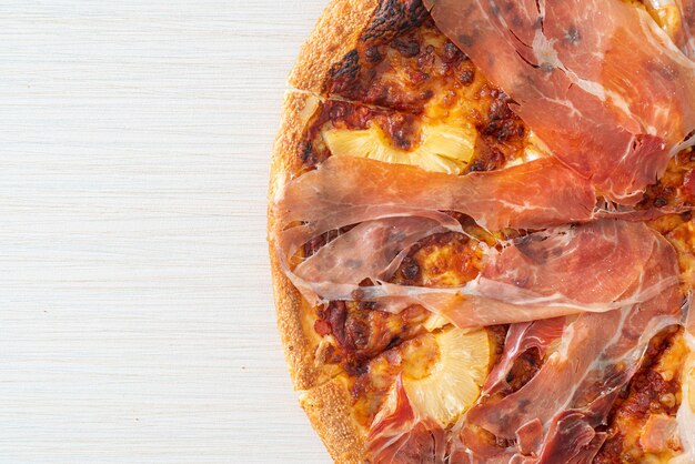 Pizza con prosciutto o pizza de jamón de parma - estilo de comida italiana