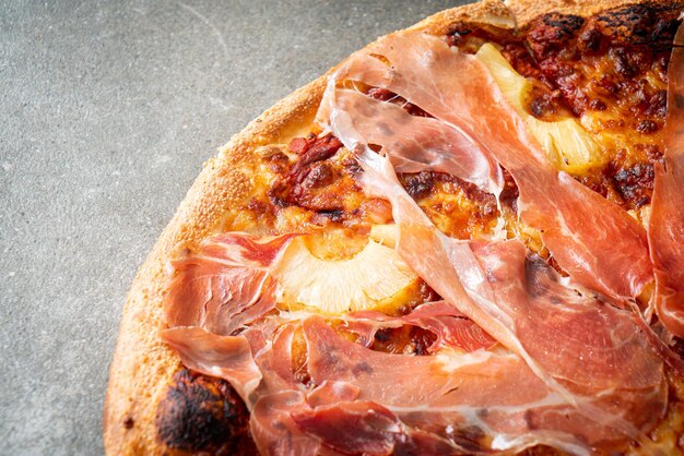 Pizza con prosciutto o pizza de jamón de Parma - Estilo de comida italiana