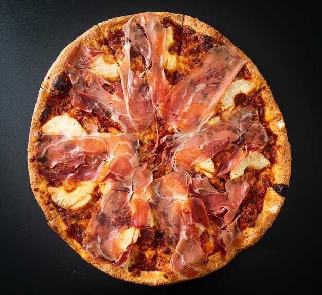 Pizza con prosciutto o pizza de jamón de Parma - Estilo de comida italiana