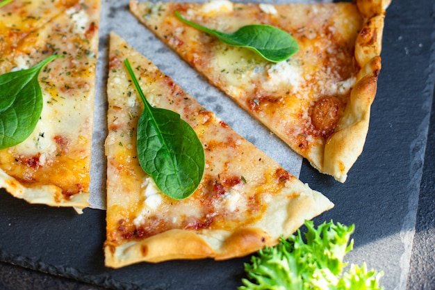 pizza quatro formaggi com variedade de queijos e manjericão