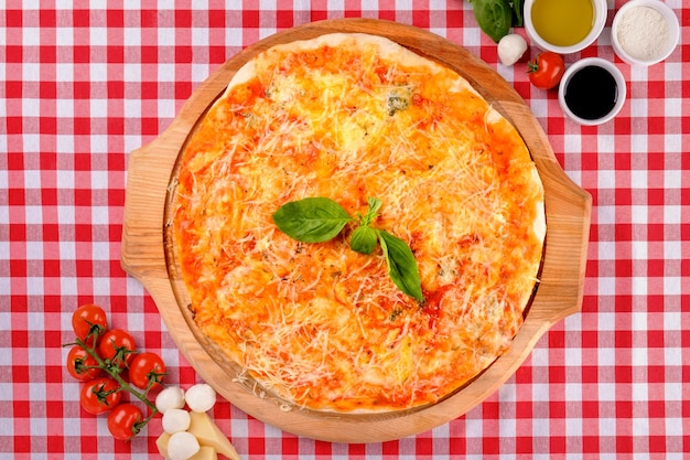 Pizza quatro queijos com mussarela, gongorzola, parmesão, ricota em uma tábua de madeira