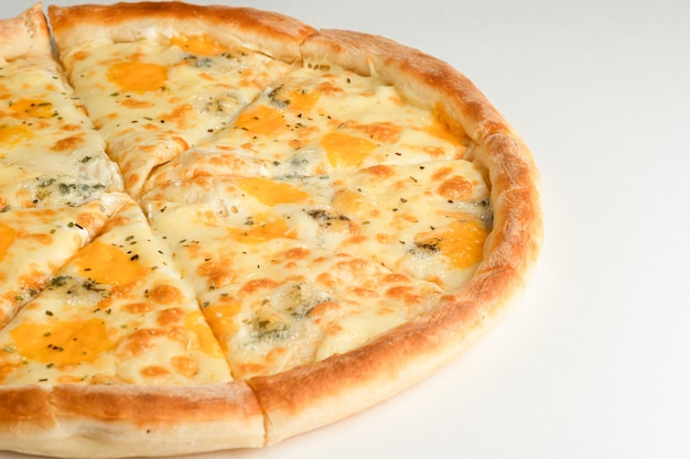 Pizza quatro queijos queijo em um fundo branco