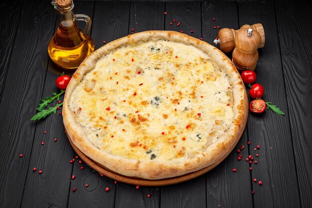 Pizza Quattro Formaggi Pizza de cuatro quesos sobre superficie de madera