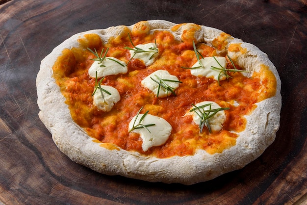 Pizza queijo de cabra caseiro e pizza de alecrim na madeira