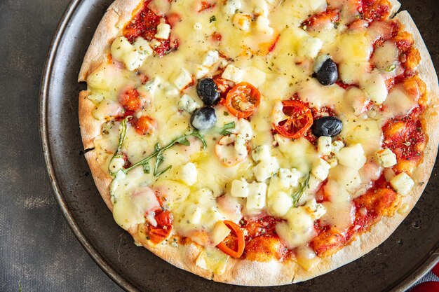 Pizza queijo molho de tomate azeitonas legumes fresco saudável refeição comida lanche dieta na mesa