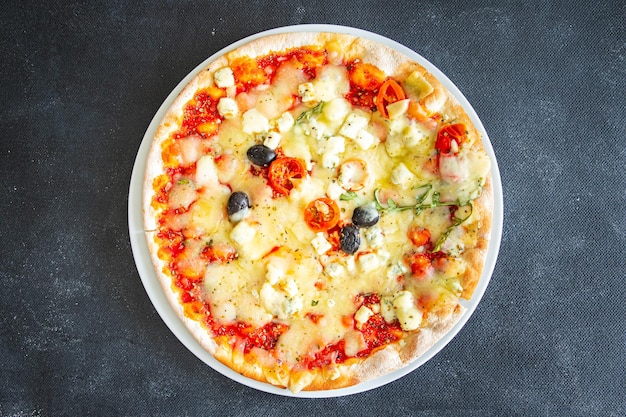 pizza queijo molho de tomate azeitonas legumes fresco saudável refeição comida lanche dieta na mesa