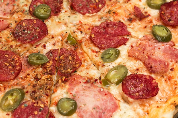 Pizza quente com pimenta jalapeno close-up