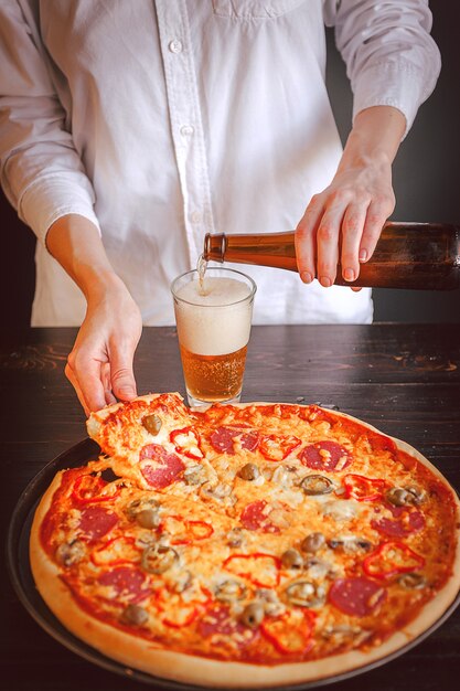 Pizza quente de calabresa caseira pronta para comer