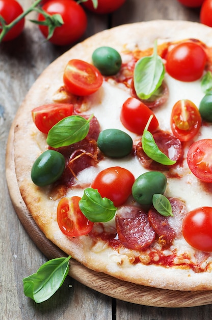 Pizza quente italiana com salame, azeitona e tomate