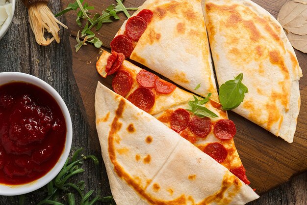 Pizza Quesadilla mit Pepperoni und Marinara-Sauce mit Käse-Pull