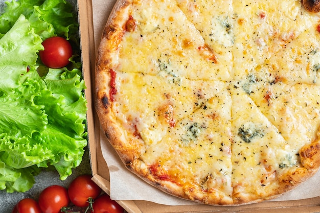 pizza con queso 4 quesos surtidos varios tipos comida rápida