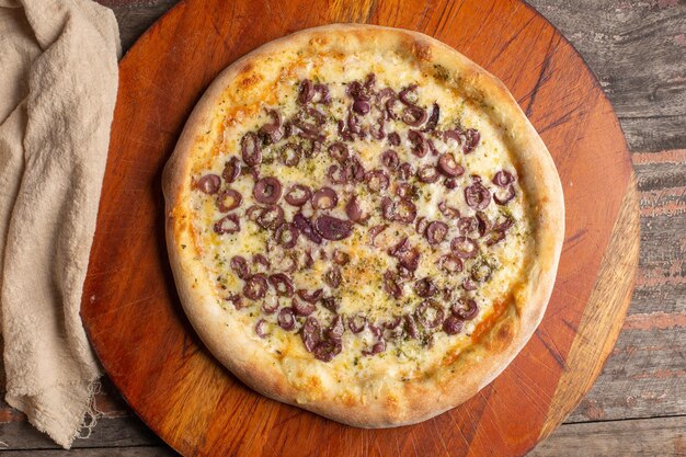 Foto pizza de queso con aceitunas negras