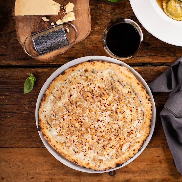 Foto pizza de queso blanco al estilo napolitano con alcachofas