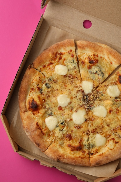 Pizza de queso en caja de cartón en violeta