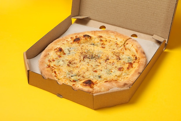 Pizza de queso en caja de cartón