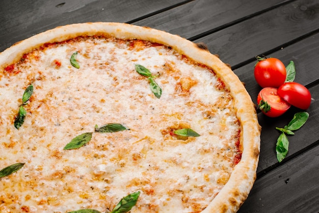 Pizza de queso fresco y sabroso sobre fondo de madera