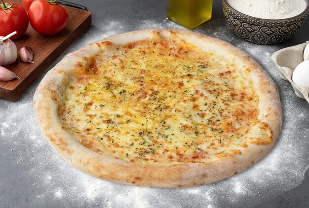 Pizza de queso con huevos de tomate y harina sobre fondo de piedra