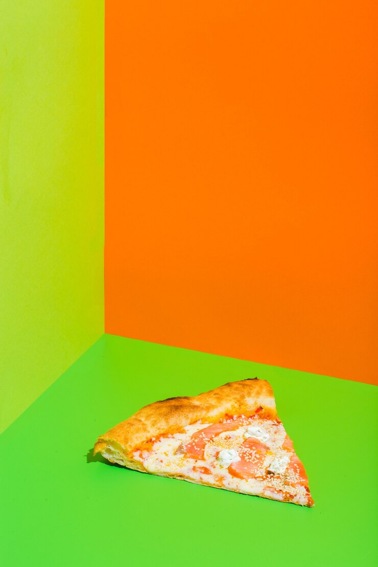 Foto pizza con queso mozzarella, salmón, pescado, pizza italiana sobre fondo de papel verde, foto de alta calidad
