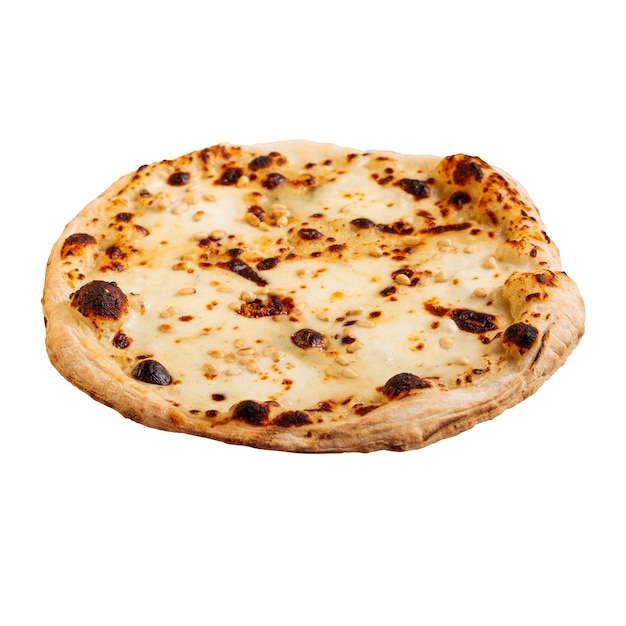 Pizza con queso recién horneado aislado