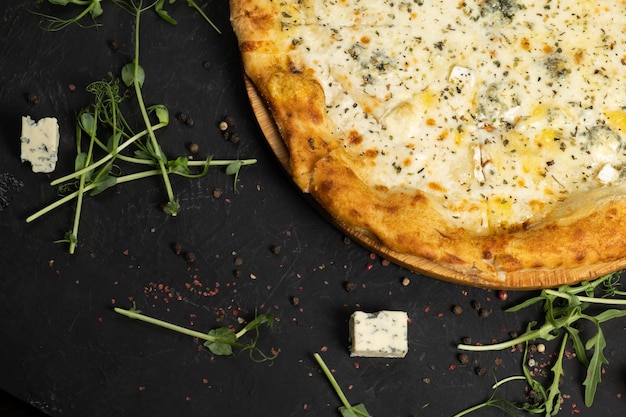 Pizza con queso sobre un fondo negro Khachapuri