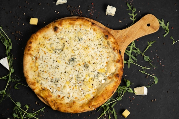 Pizza con queso sobre un fondo negro Khachapuri