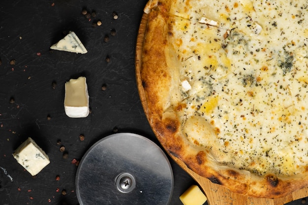 Pizza con queso sobre un fondo negro Khachapuri